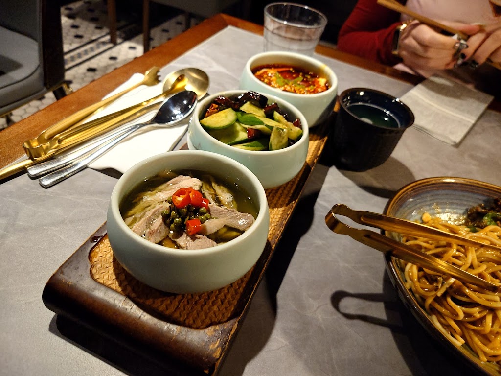 Chi Restaurant & Bar