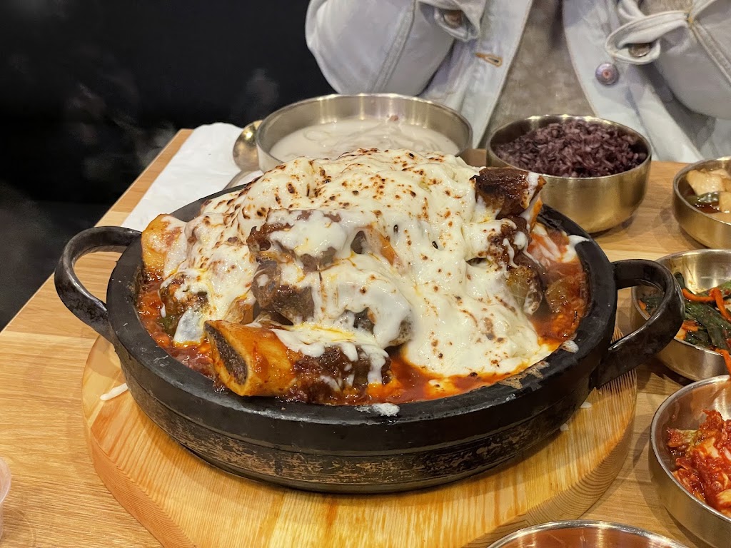 Daeho Kalbijim & Beef Soup