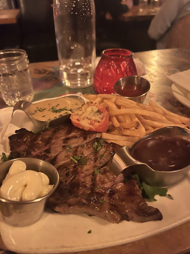 Mominette Bistro