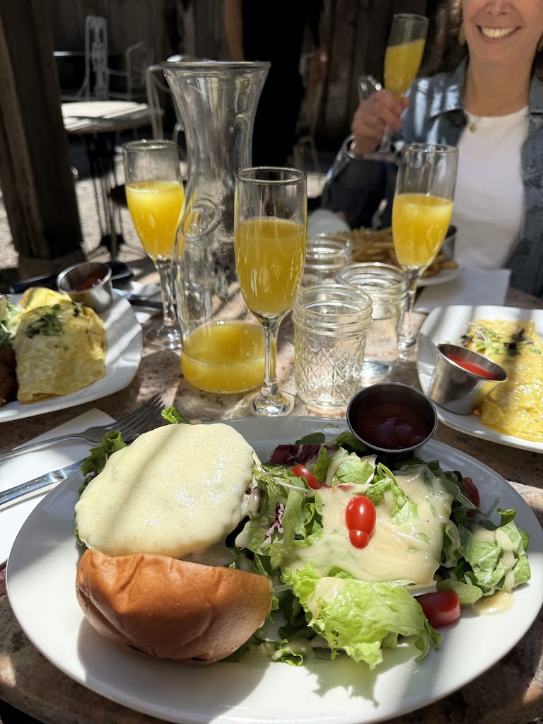 Mominette Bistro