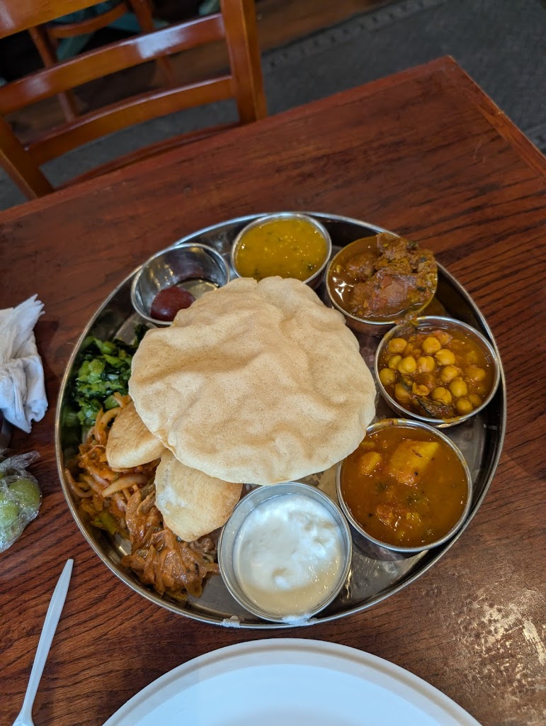 Momo Cafe & Zomsa Bar