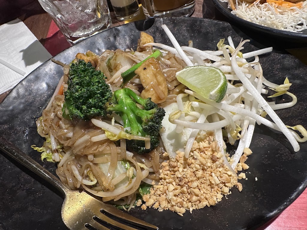 Pii Nong Thai Yonge - Eatery & Experience
