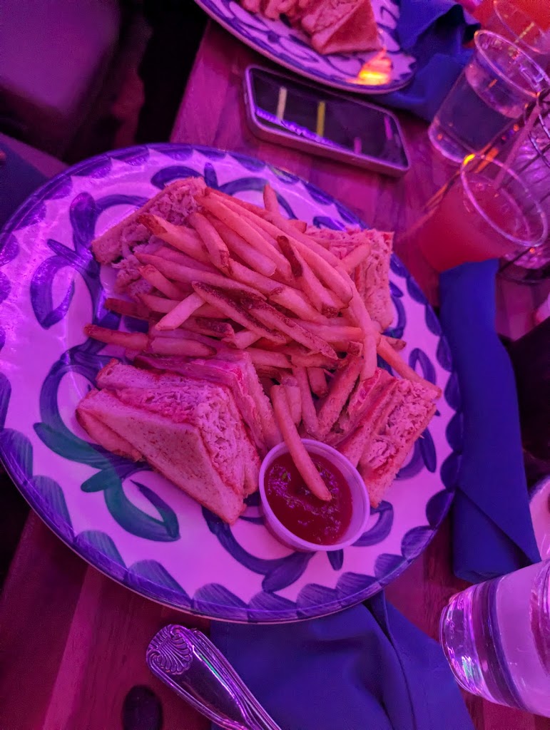 Republica Restaurant Rooftop & Lounge