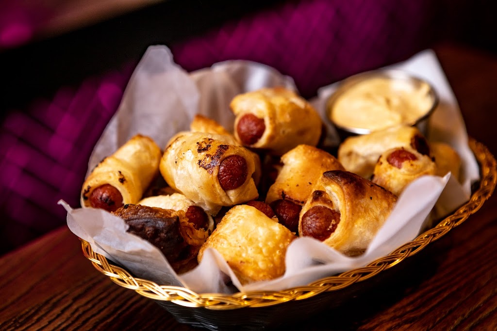 Smoke & Mirrors: Bar & Lounge in Astoria