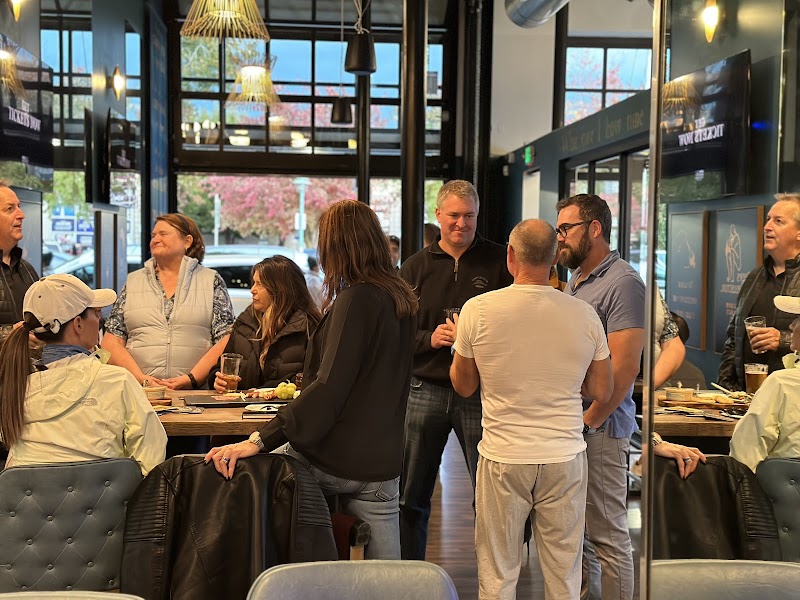 Side Hustle: Taproom & La Vida Social Cuisine